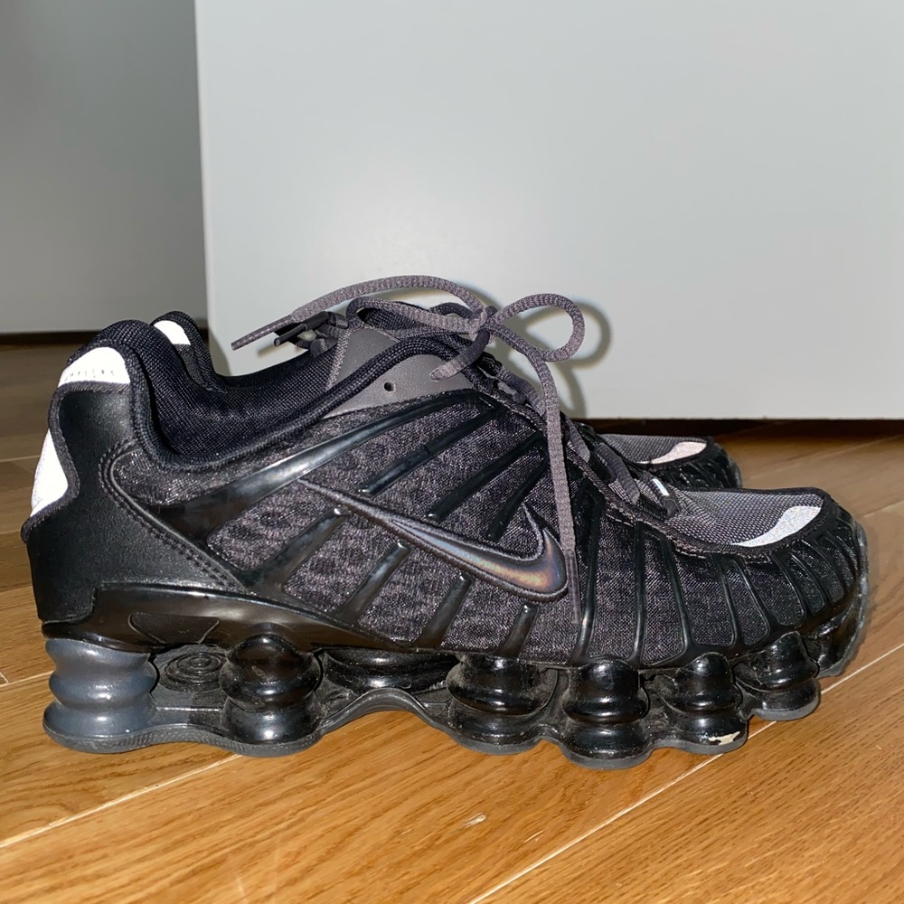 NIKE SHOX